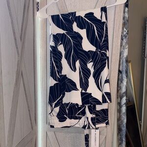 Liz Claiborne Navy and White Leaf Print Ankle Pants